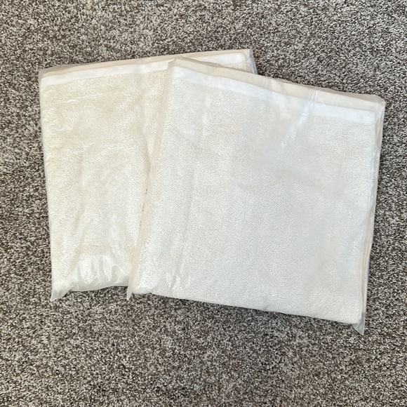 NEW Anthropologie Bramble Bath Towel •• White - Picture 1 of 5